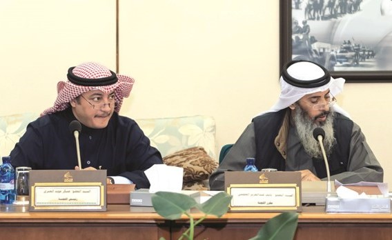 نايف المرداس وعسكر العنزي خلال اجتماع لجنة الداخلية والدفاع﻿