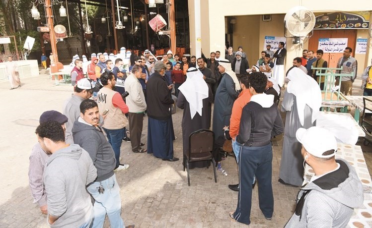 جانب من إضراب عدد كبير من محلات المباركية عن العمل بسبب تهديدهم بالإخلاء	(أحمد علي)﻿