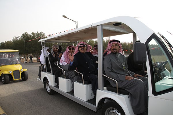 الشيخ علي الجابر وخالد الجارالله والسفير خالد الدويسان في جولة داخل مزرعة عزايز 