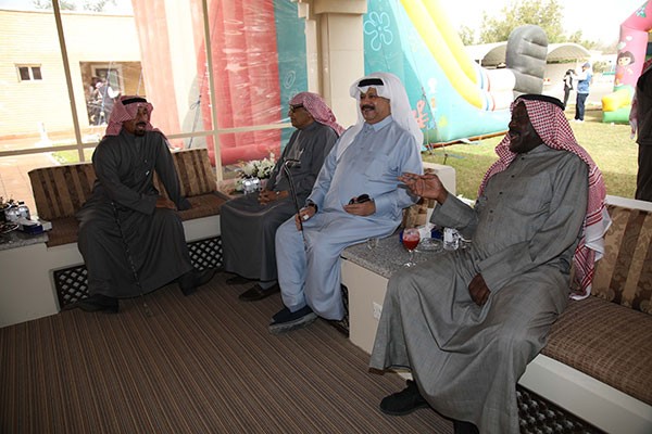 السفير خالد الدويسان وسفير قطر الأسبق عبد العزيز الفهيد شاركا الأسرة الديبلوماسية في عزايز 