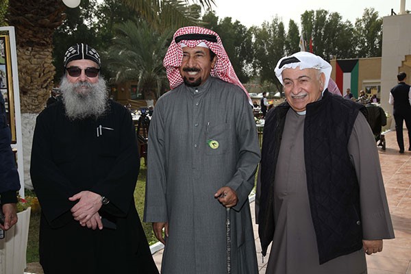 الشيخ علي الجابر متوسطاً القمص بيشول الأنبا بيشوي والأب بطرس غريب 