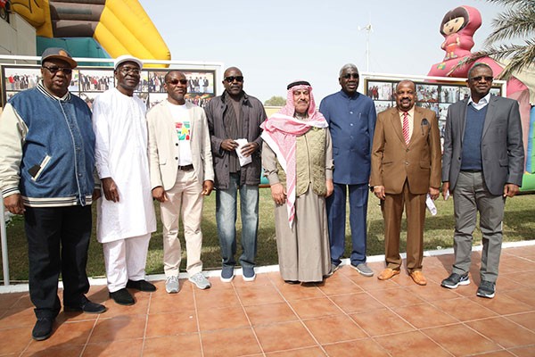 عميد السلك الديبلوماسي سفير السنغال عبد الأحمد إمباكي متوسطا عدد من المتواجدين في عزايز