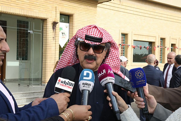 الجارالله متحدثا إلى الصحافيين 