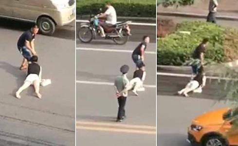 بالفيديو.. رد فعل صادم لضابط مرور مع رجل يسحل ويجر امرأة من شعرها في طريق