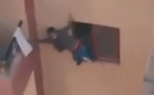 فيديو.. توقيف الأم المصرية التي اجبرت طفلها على تسلق بناية سكنية معرضة حياته للخطر