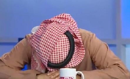 فيديو.. محلل رياضي إماراتي يتعرض للإغماء على الهواء بعد نوبة بكاء فرحاً بتأهل منتخب بلاده