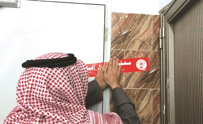 إغلاق أحد المحلات المخالفة ﻿
