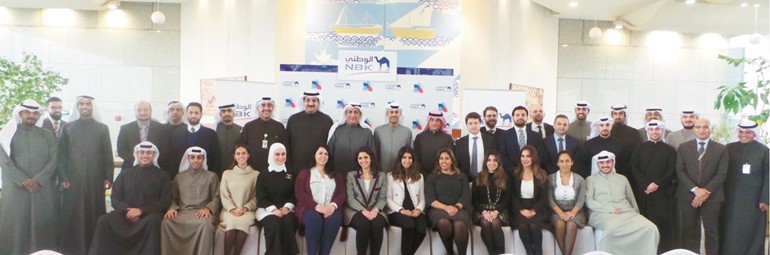 صلاح الفليج وسليمان المرزوق وعماد العبلاني وعدد من قيادات البنك في لقطة مع المتدربين ﻿
