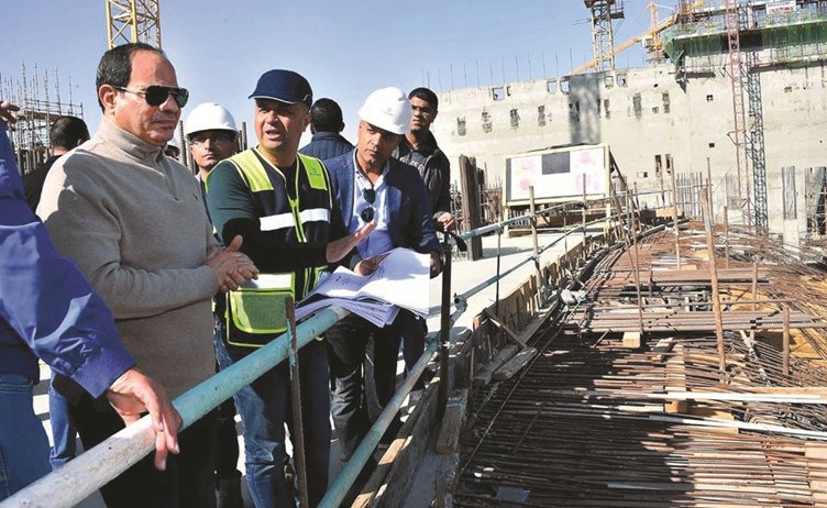  الرئيس عبدالفتاح السيسي خلال جولة تفقدية لعدد من المواقع الإنشائية بالعاصمة الإدارية الجديدة﻿