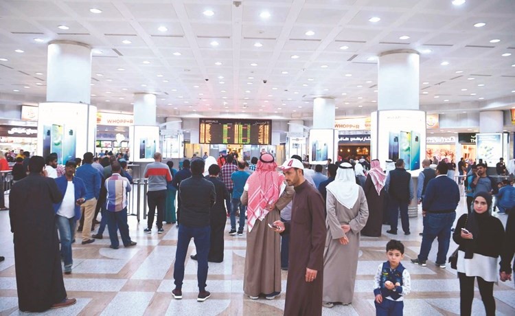 أعداد كبيرة من المواطنين والمقيمين في انتظار ذويهم بصالة القادمين	(قاسم باشا)﻿