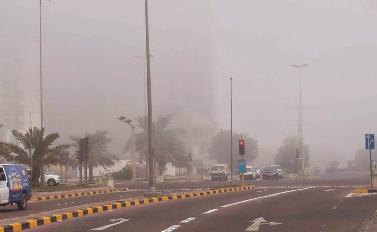 الضباب تسبب في انخفاض الرؤية بمناطق الكويت	(متين غوزال)﻿