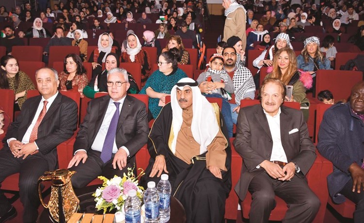 السفير فهد العوضي والفنان محمد المنصور والسفير رامي طهبوب(ريليش كومار)﻿