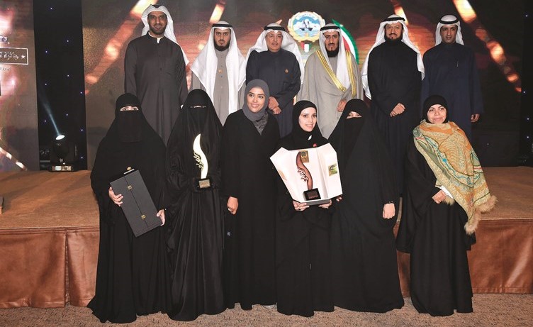 عمادي وعدد من الموظفات المكرمات ﻿