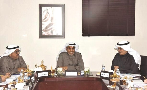 الوزير فهد الشعلة متوسطا م.أحمد المنفوحي وعلي الرومي خلال الاجتماع﻿