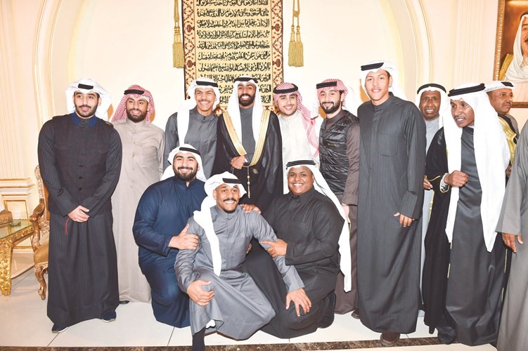 المعرس شريدة خالد الشريدة متوسطا عددا من الأصدقاء﻿