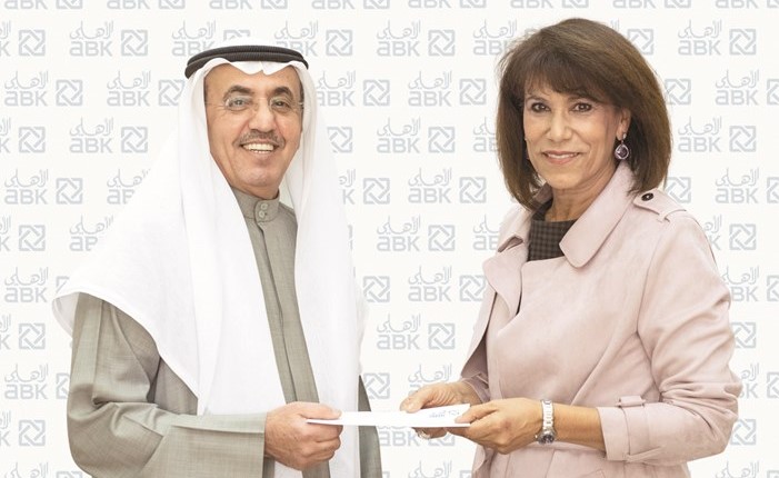 فتوح الدلالي تتسلم مبلغ الرعاية من فوزي الثنيان﻿