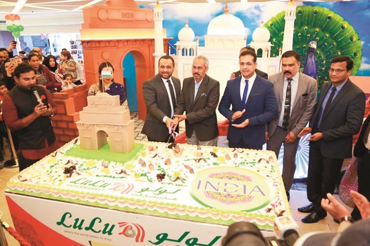 مشاركة بقطع كيكة الاحتفال﻿