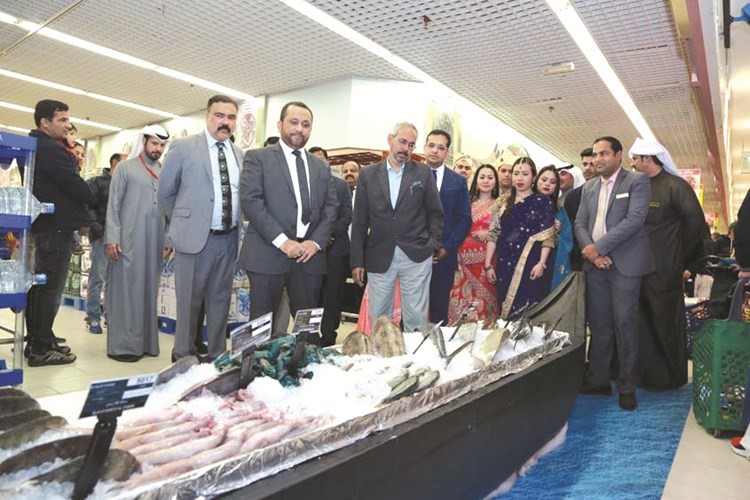 في قسم الأسماك والمأكولات البحرية﻿
