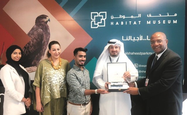 الطالب ابراهيمالكندري خلال تواجده في متحف الموطن﻿