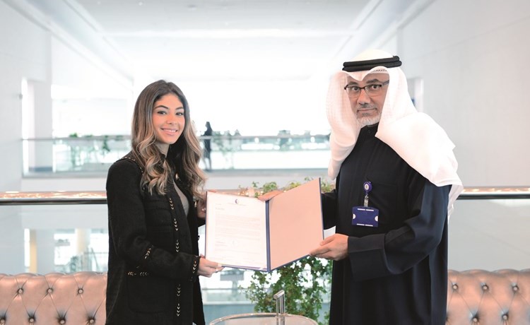 تكريم الطالبة فاطمة البدر﻿