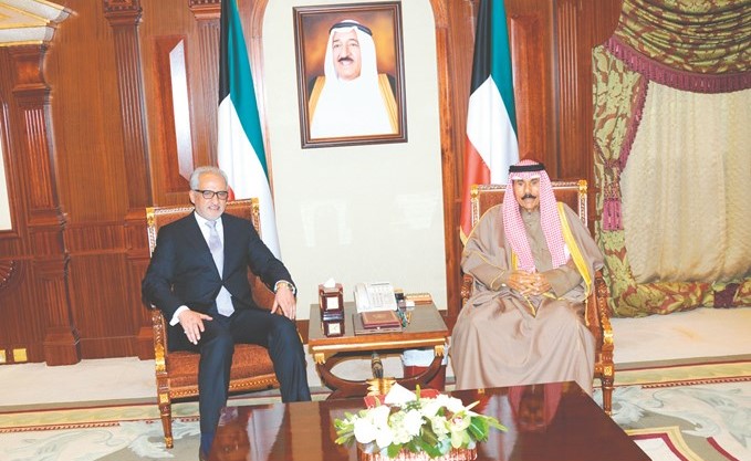 سمو ولي العهد الشيخ نواف الاحمد خلال استقباله السفير غسان الزواوي﻿
