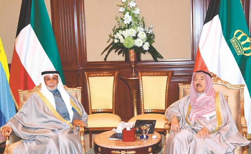 صاحب السمو الامير الشيخ صباح الاحمد مستقبلا المستشار يوسف المطاوعة﻿
