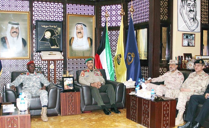 الفريق الركن محمد الخضر خلال استقباله العميد الركن طاهر علي محمد﻿