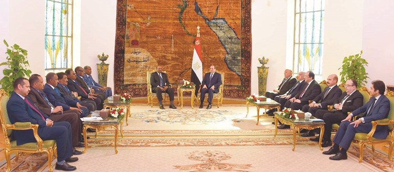 الرئيس عبدالفتاح السيسي ونظيره السوداني عمر البشير خلال مباحثاتهما الموسعة في القاهرة أمس- (ا.ف.پ)﻿