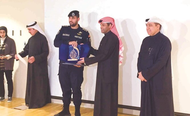 د.خالد الفاضل مكرما أحد أعضاء اللجنة العليا بحضور م.محمد بوشهري ﻿