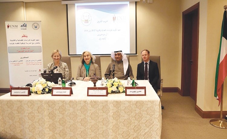 المستشار عويد الثويمر والسفيرة ماري ماسدوبوي والقاضيان أوليفيي براي وآن ماري موريس خلال الندوة﻿