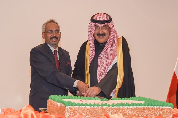 وكيل وزارة الخارجية خالد الجار الله اثناء قص كيكة الاحتفال مع السفير الهندي لدي الكويت جيفا ساغار