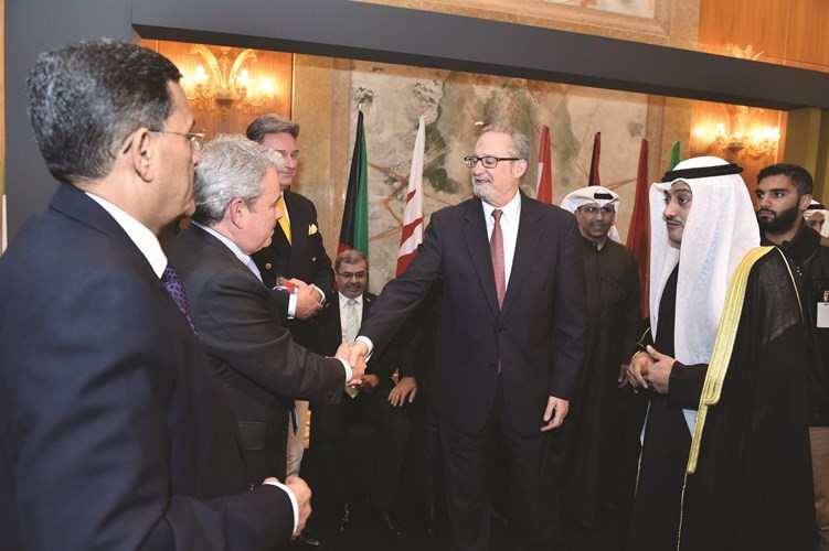 السفير الأميركي مصافحا المشاركين في المعرض بحضور طلال جاسم الخرافي ﻿