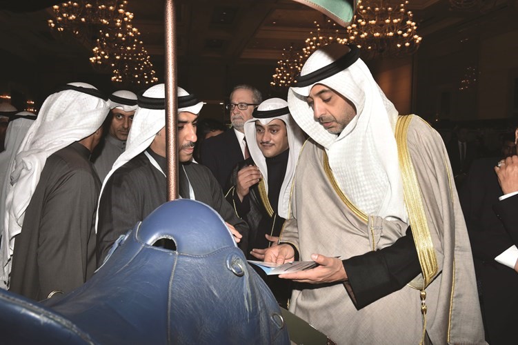 الشيخ محمد العبدالله وطلال جاسم الخرافي خلال جولة بالمعرض ﻿