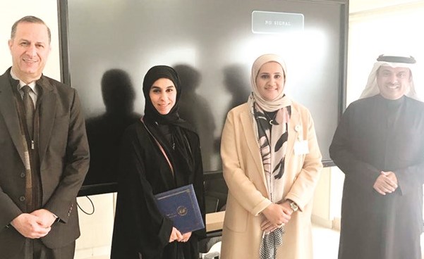العجمي وبدران وأحد المدربين المكرمين﻿