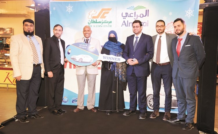 تكريم الفائزة بسيارة تويوتا ضمن حملة اشتر واربح﻿