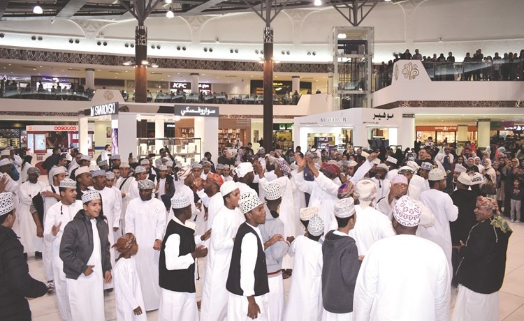 تفاعل الجمهور مع فرقة الفهود العمانية﻿