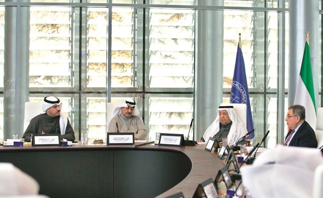 د.محمد الهاشل وعلي الغانم وفؤاد السنيورة خلال جلسة الحوار المغلقة﻿
