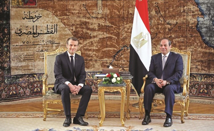 الرئيس عبدالفتاح السيسي ونظيره الفرنسي ايمانويل ماكرون خلال مباحثاتهما الثنائية في القاهرة أمس	(ا.ف.پ)﻿