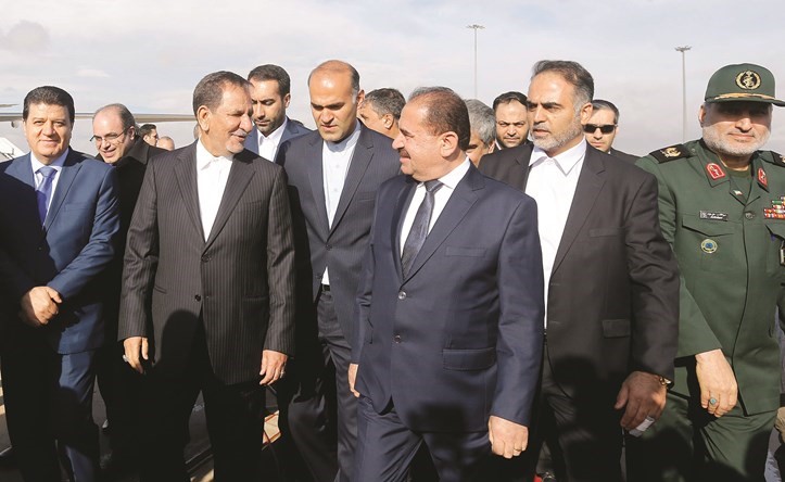  وزير النقل السوري علي حمود مستقبلا نائب وزير الخارجية الإيراني إسحاق جهانجيري في مطار دمشق امس	(أ.ف.پ)﻿