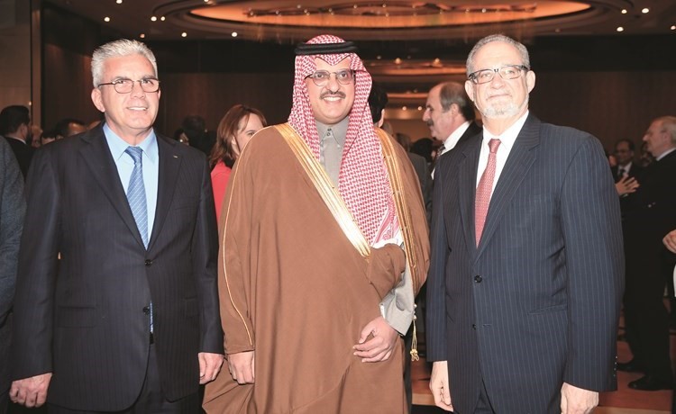 السفير السعودي الأمير سلطان بن سعد متوسطا السفير الأميركي لورانس سيلفرمان والسفير الفلسطيني رامي طهبوب ﻿