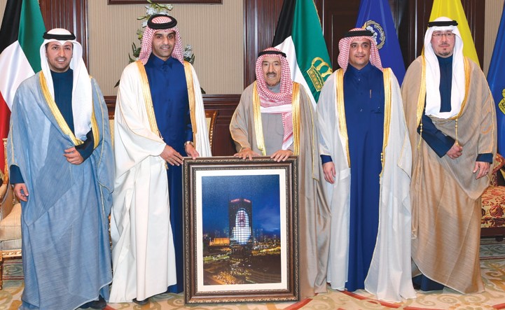 صاحب السمو الأمير الشيخ صباح الأحمد مستقبلا الرئيس التنفيذي والمدير العام لشركة الاتصالات أوريدو الشيخ محمد بن عبدالله آل ثاني والوفد المرافق 