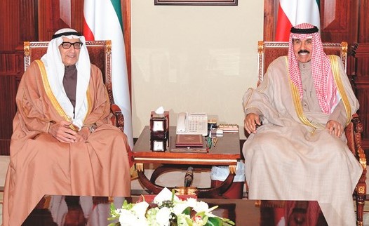 سمو ولي العهد الشيخ نواف الأحمد مستقبلا السفير خالد الدويسان﻿