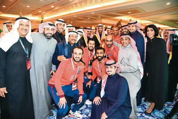 سمو ولي العهد الشيخ نواف الأحمد متوسطا لاعبي ومسؤولي نادي الكويت خلال التتويج بالكأس