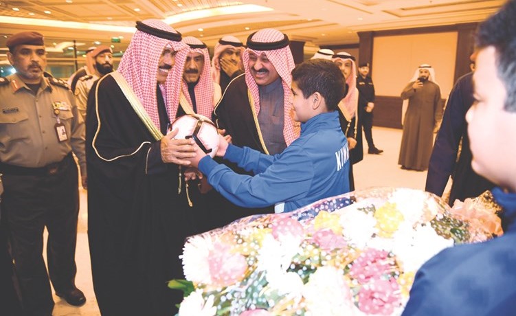 سمو ولي العهد الشيخ نواف الأحمد يتسلم كرة هدية من أحد البراعم بحضور الشيخ أحمد اليوسف﻿