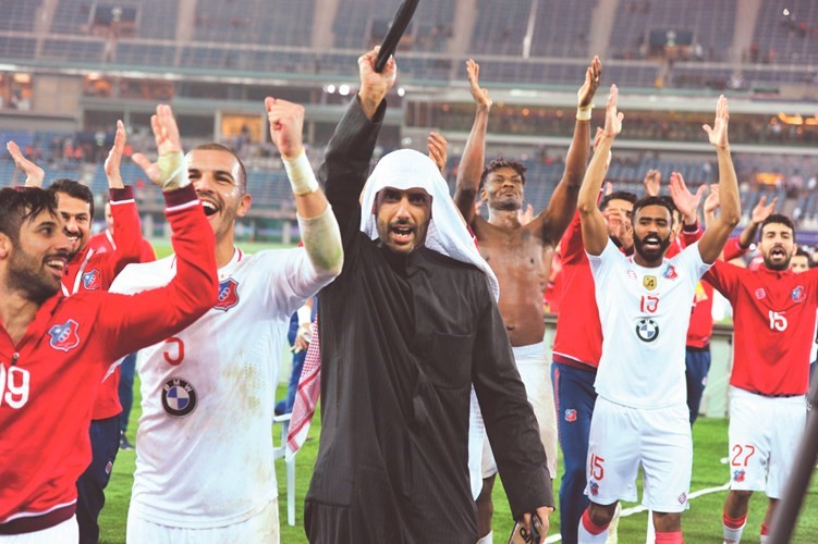 رئيس نادي الكويت خالد الغانم ولاعبو الأبيض فرحين بلقب الكأس﻿