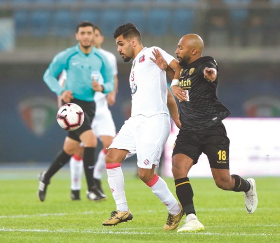 صاحب الهدف فيصل زايد يتجاوز عامر المعتوق﻿