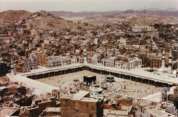 صور ملونة نادرة للحرم المكي عمرها 65 سنة.. إليك قصتها