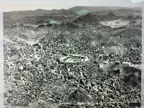 صور ملونة نادرة للحرم المكي عمرها 65 سنة.. إليك قصتها