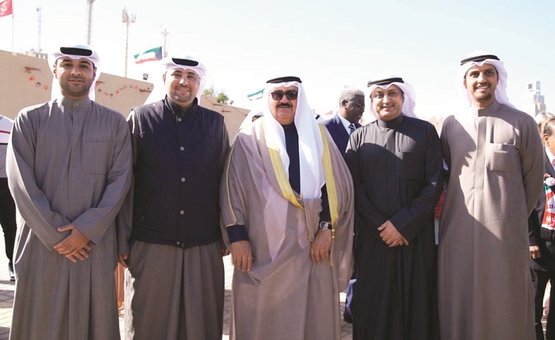 محافظ العاصمة الفريق م. ثابت المهنا يتوسط بعض مسؤولي بيتك ﻿
