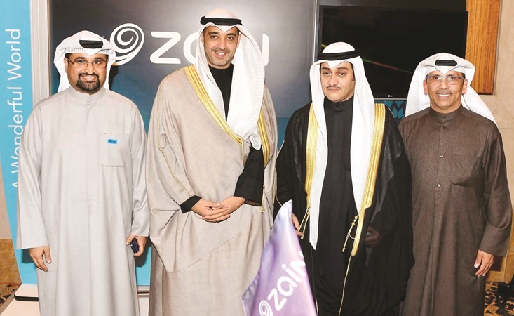 الشيخ محمد العبدالله وطلال الخرافي في جناح زين ﻿